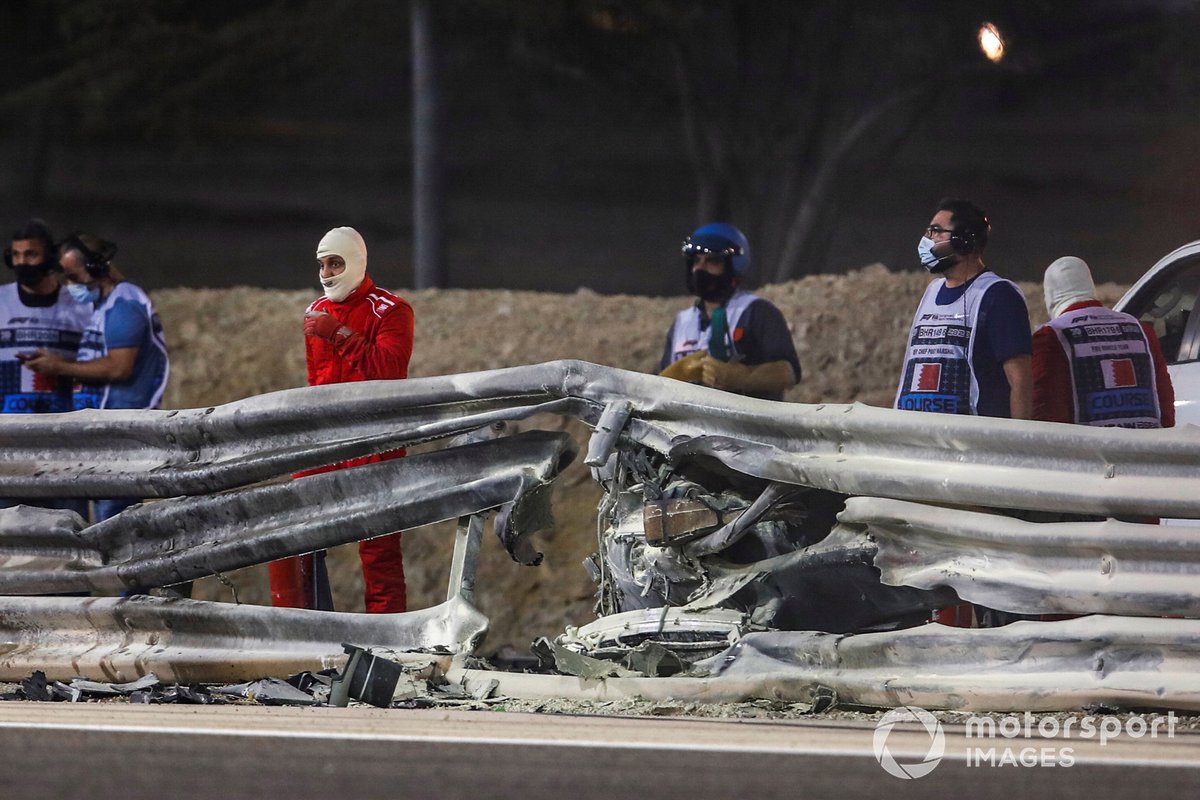 Los restos del coche de Romain Grosjean, Haas VF-20