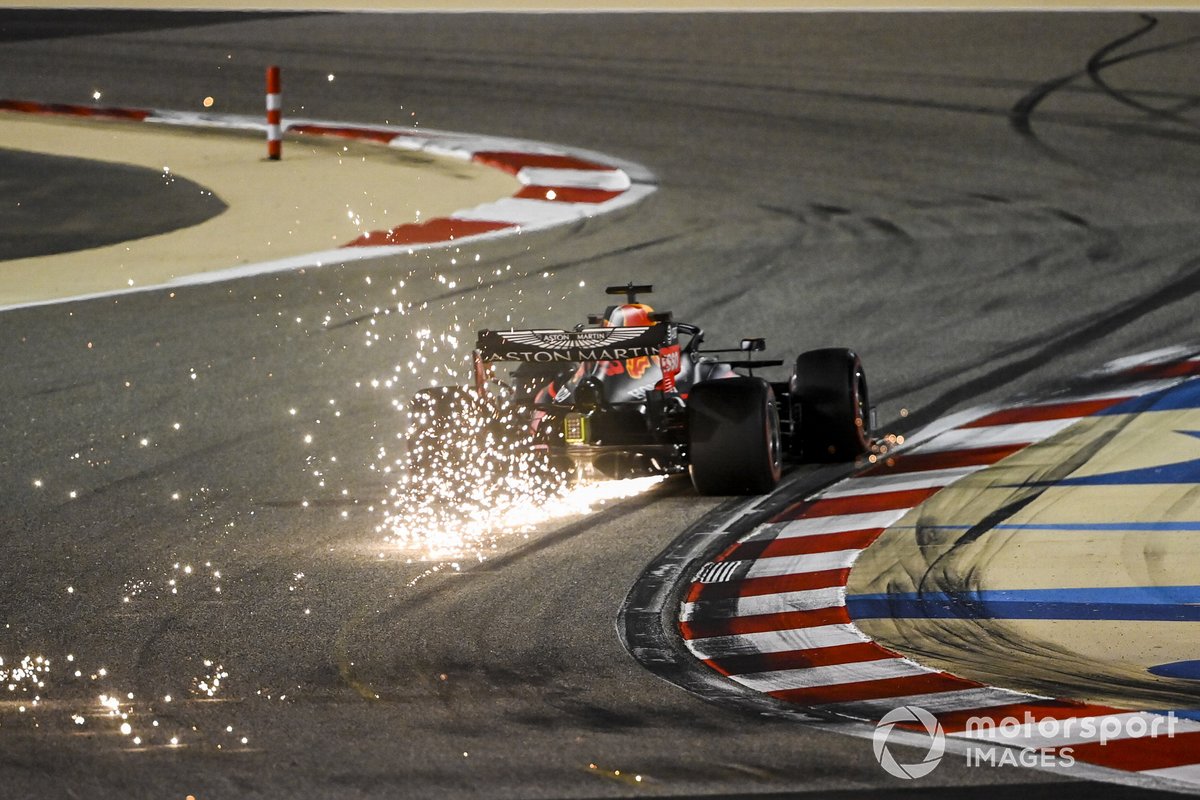 Volano scintille dall'auto di Max Verstappen, Red Bull Racing RB16