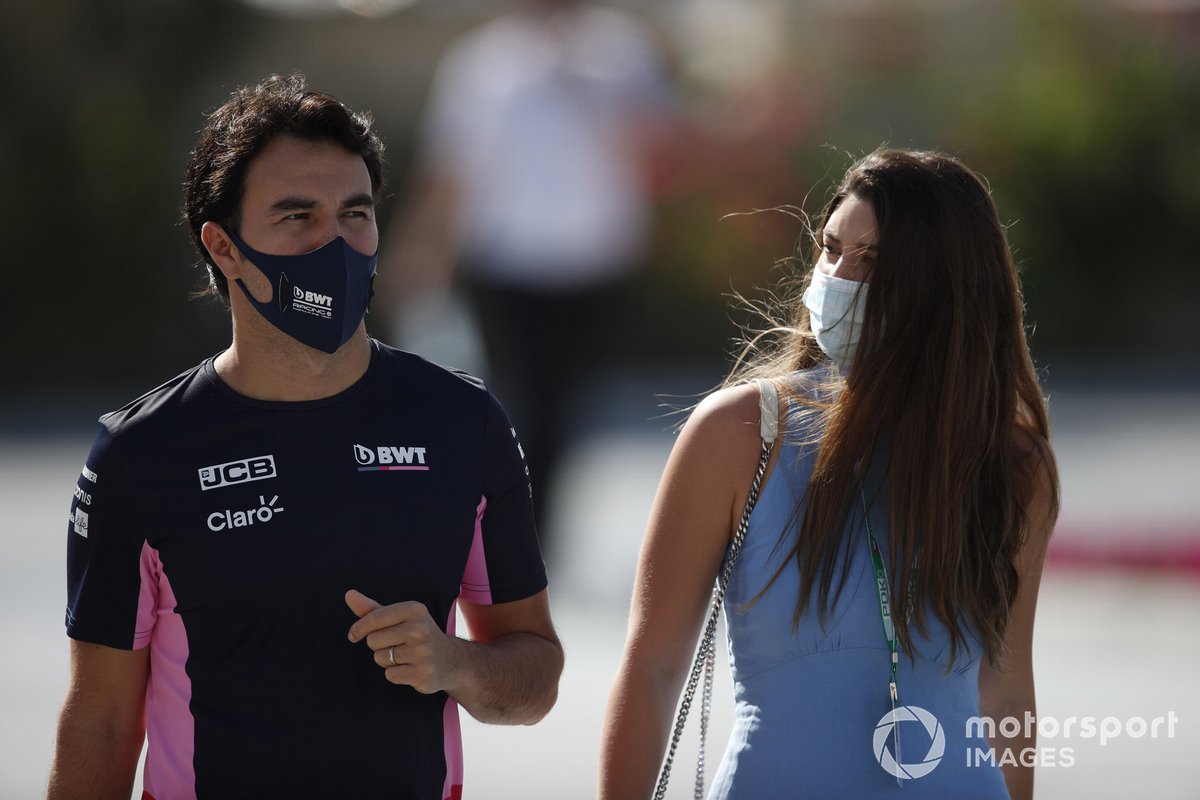 Sergio Perez, Racing Point, arriva nel paddock con la moglie Carola Martinez