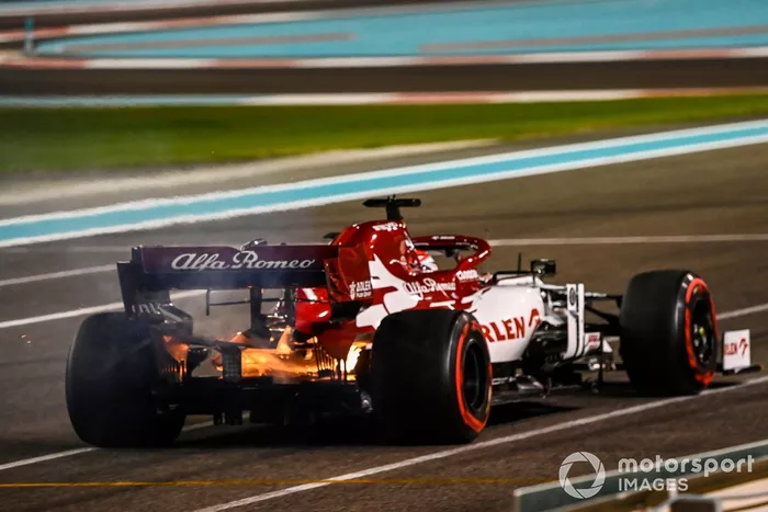 Kimi Raikkonen, Alfa Romeo Racing C39 detenido en la pista con el motor en llamas