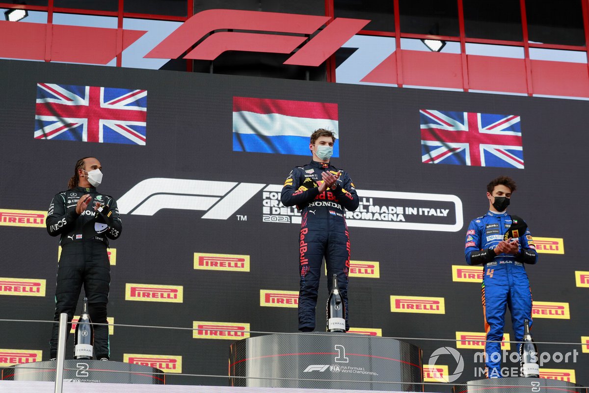 Podio: segundo lugar Lewis Hamilton, Mercedes, ganador Max Verstappen, Red Bull Racing, y el tercer lugar Lando Norris, McLaren