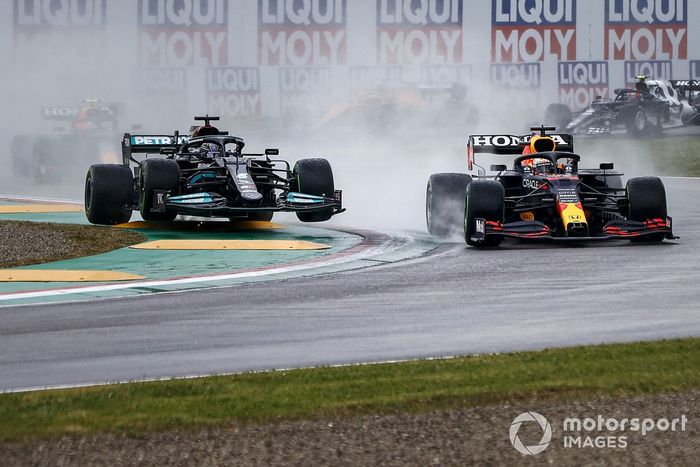 Max Verstappen, Red Bull Racing RB16B, Lewis Hamilton, Mercedes W12, al inicio