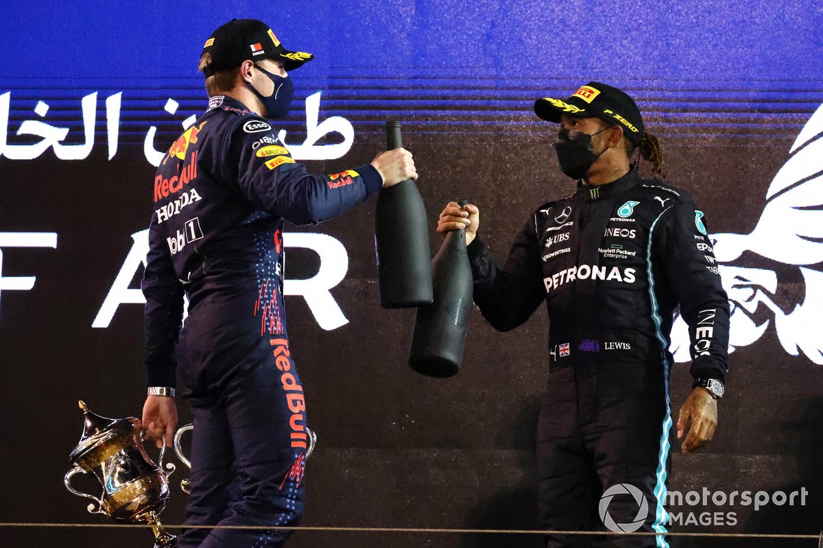 Max Verstappen, Red Bull Racing, secondo classificato, e Lewis Hamilton, Mercedes, primo classificato, sul podio