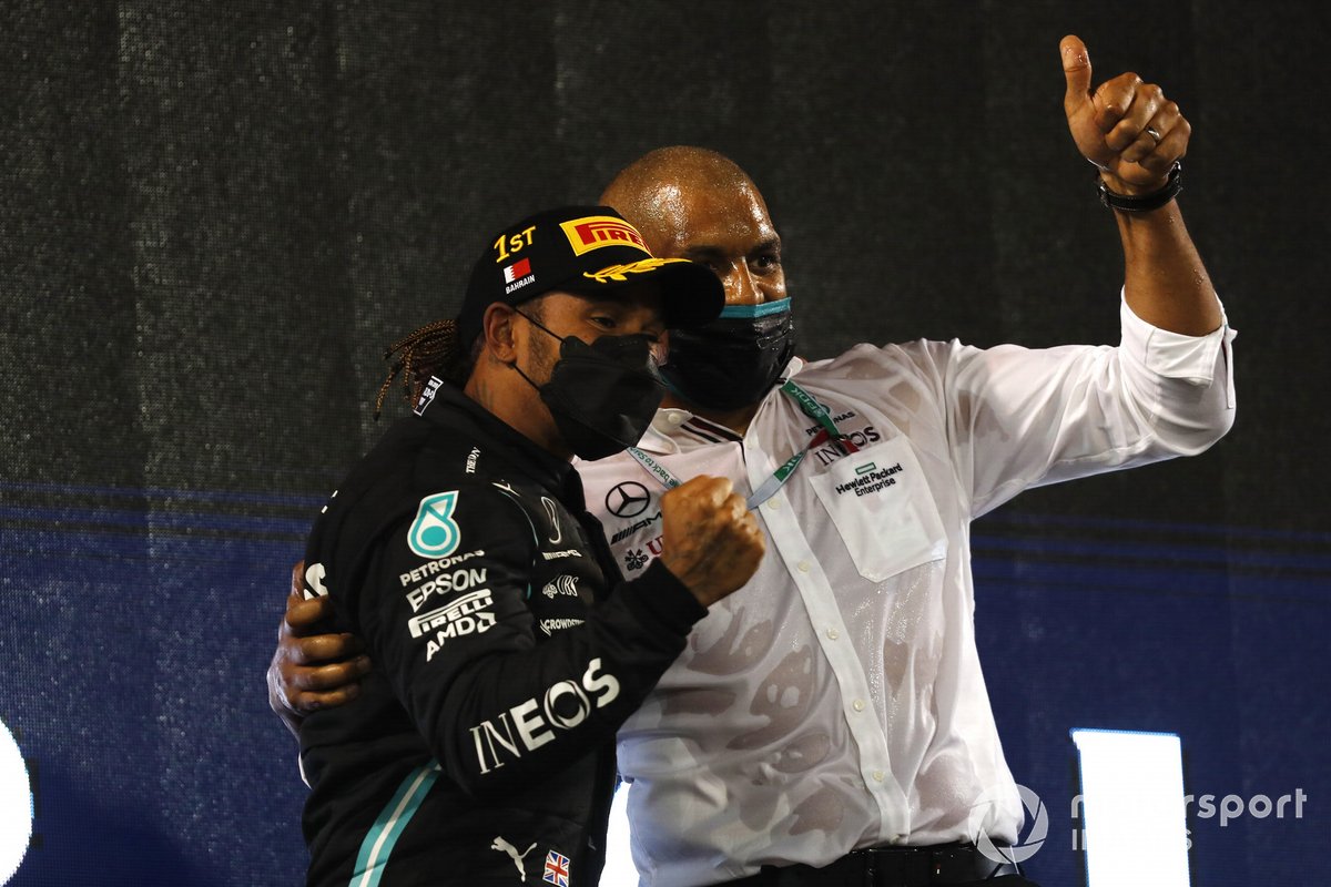 Lewis Hamilton, Mercedes, festeggia la vittoria sul podio