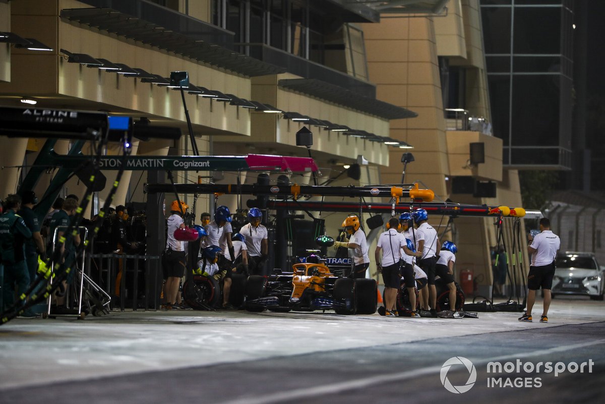 Lando Norris, McLaren MCL35M pit stop