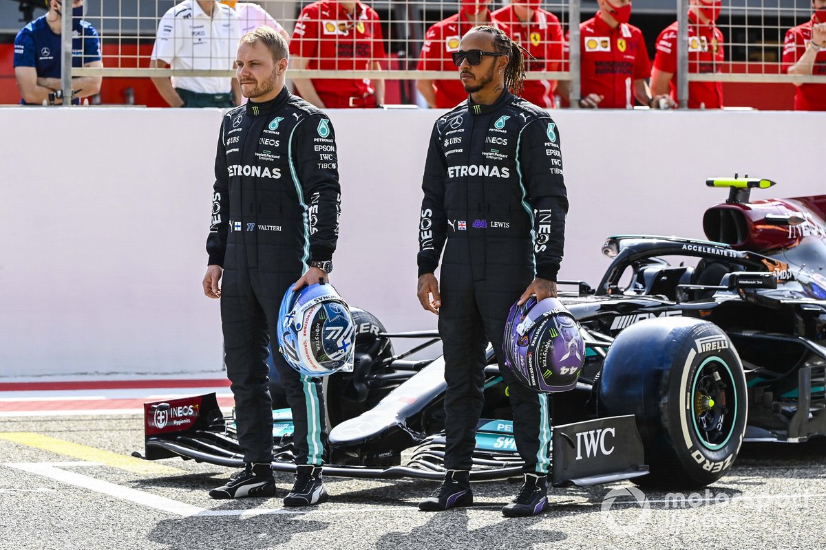 Valtteri Bottas, Mercedes, e Lewis Hamilton, Mercedes, con la Mercedes W12