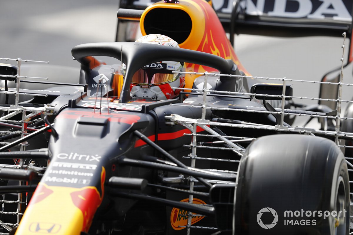 Max Verstappen met aero rakes op de Red Bull RB16B