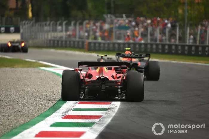Sergio Pérez, Red Bull Racing RB19, Carlos Sainz, Ferrari SF-23