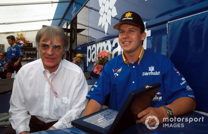 Bernie Ecclestone entrega a Olivier Panis un premio por ganar el GP de Mónaco