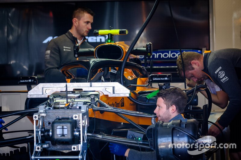 Mecânicos trabalham na McLaren MCL34