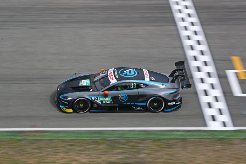 Der Bolide von Ferdinand Habsburg sieht aus wie das Auto von Daniel Juncadella, nur sind die Rückspiegel sowie das R-Motorsport-Logo an der Tür orange lackiert.