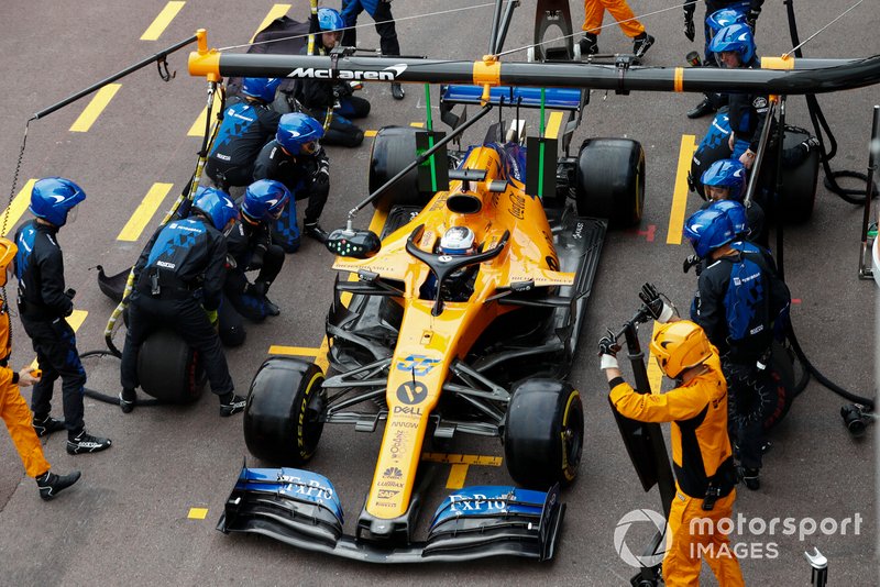 Carlos Sainz Jr., McLaren MCL34 pitstop