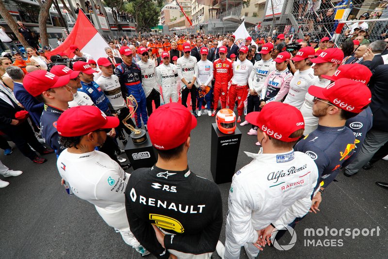 The drivers lead a tribute to the late Niki Lauda