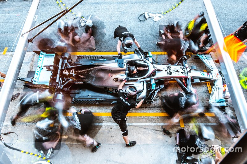 Mercedes AMG F1 W10, pit-stop antrenmanı