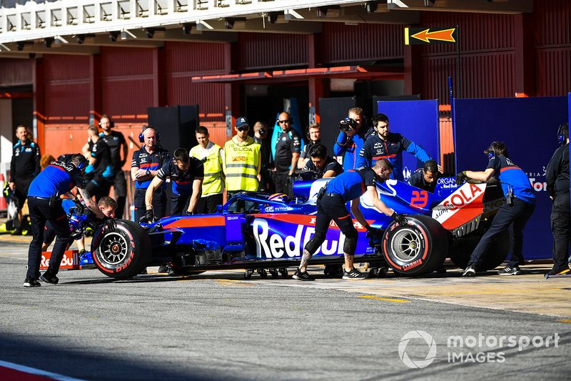 Alexander Albon, Toro Rosso STR14 pit stop