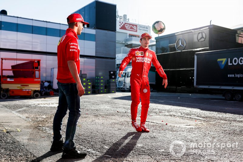 Charles Leclerc, Ferrari, juega al fútbol en el paddock con Antonio Fuoco, Ferrari