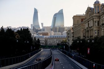 Carlos Sainz Jr., McLaren MCL34, en Max Verstappen, Red Bull Racing RB15
