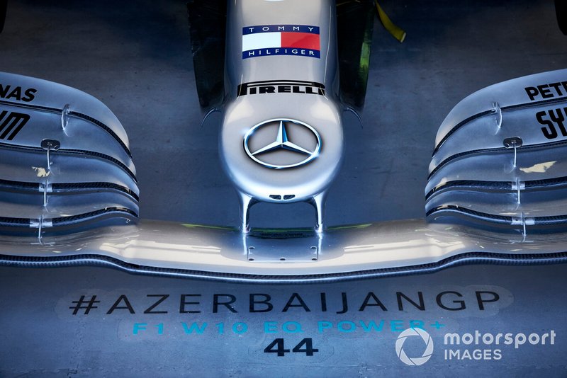 Dettaglio del naso di una Mercedes AMG F1 W10