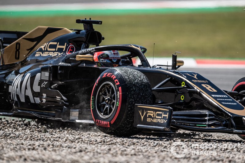 Romain Grosjean, Haas F1 Team VF-19, in the gravel