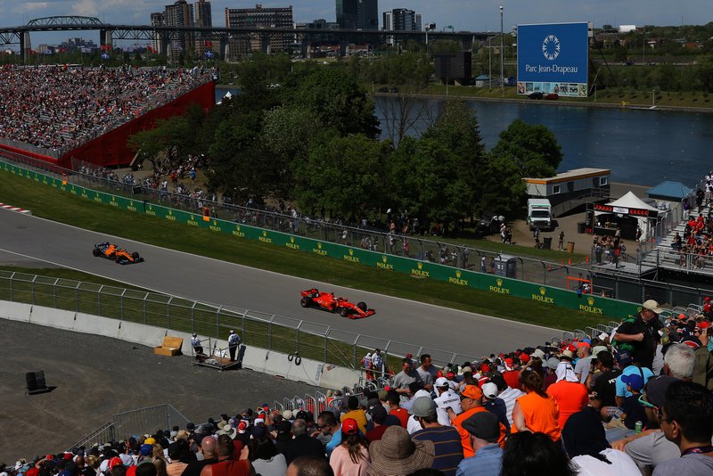 Sebastian Vettel, Ferrari SF90, por delante de Carlos Sainz Jr., McLaren MCL34