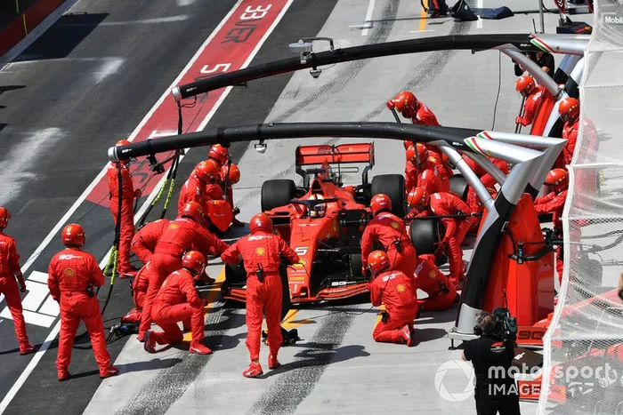 Sebastian Vettel, Ferrari SF90, realiza un pit stop