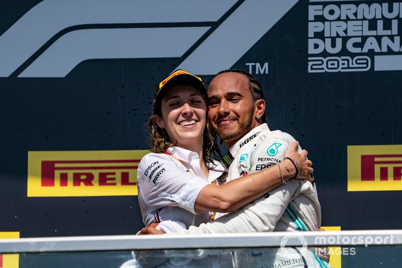 Marga Torres Díez, ingeniera de motor de Lewis Hamilton en Mercedes AMG F1, celebra en el podio con el ganador