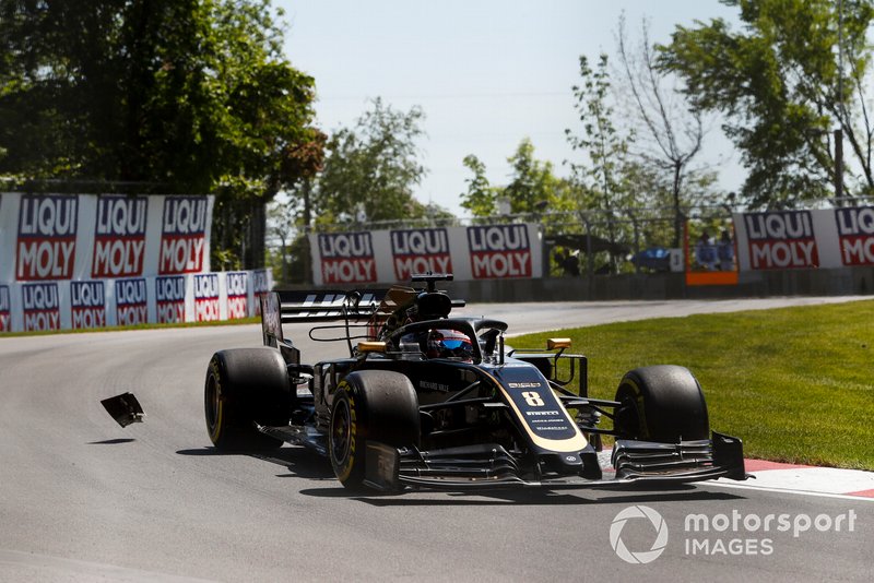 Des débris sortent de la voiture de Romain Grosjean, Haas VF-19