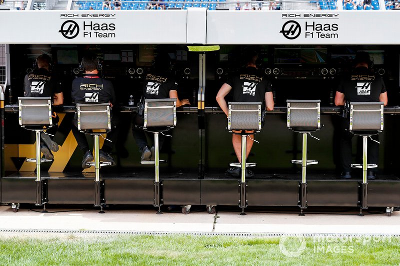 Pit wall Haas F1
