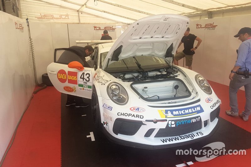 Meccanici al lavoro sulla Porsche di Jovan Lazarevic, Duell Race, nel garage