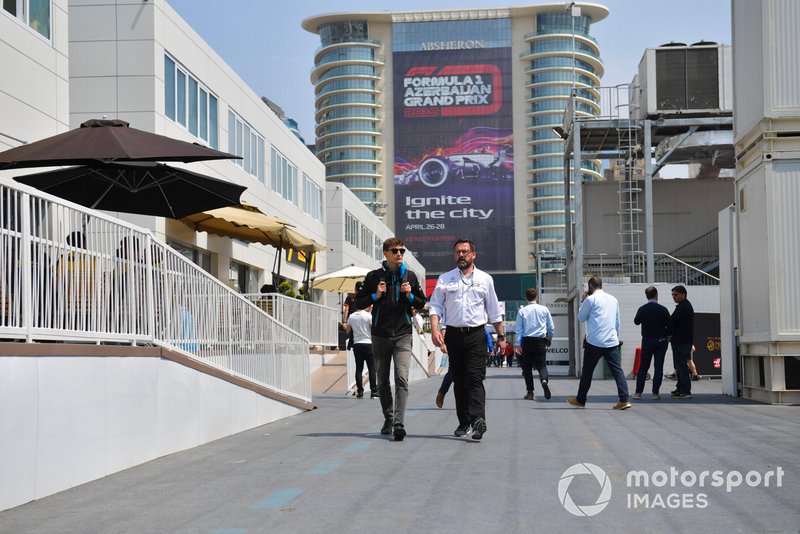 George Russell, Williams Racing dans le paddock