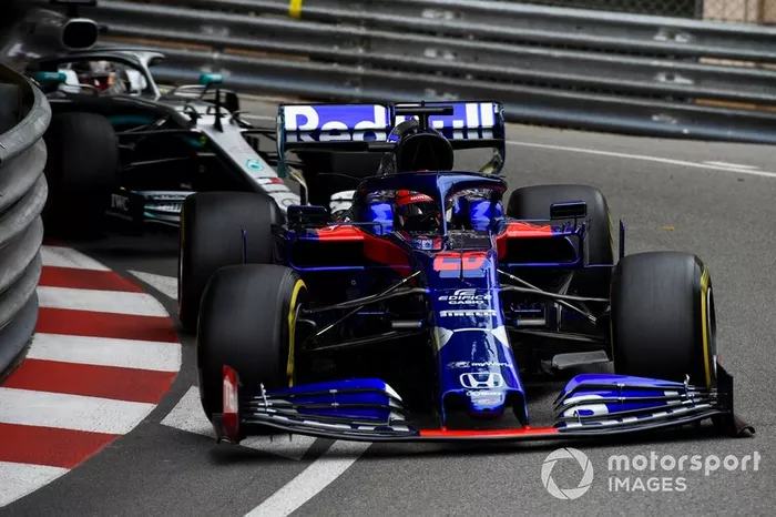Daniil Kvyat, Toro Rosso STR14, Lewis Hamilton, Mercedes AMG F1 W10