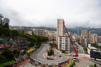 Kimi Raikkonen, Alfa Romeo Racing C38, en Daniel Ricciardo, Renault R.S.19