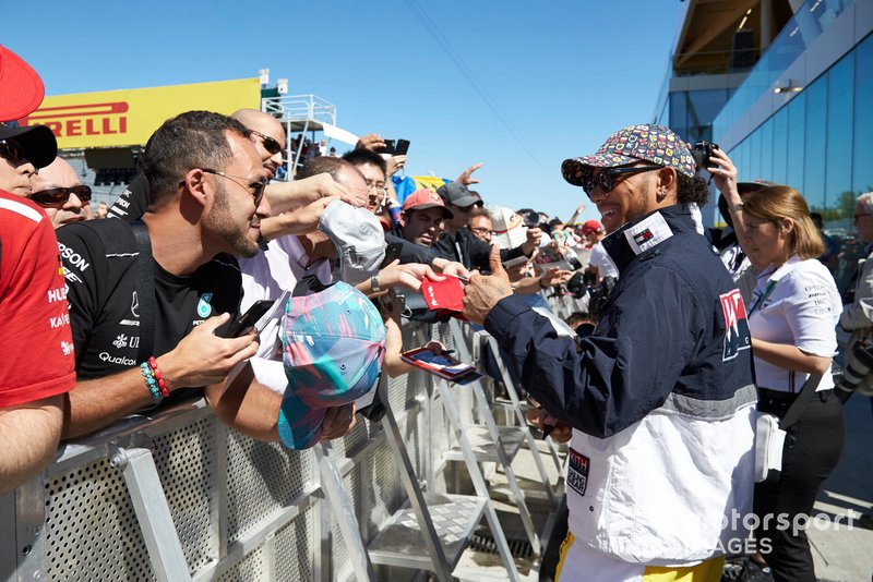 Lewis Hamilton, Mercedes AMG F1 puts a thumbs up to a fan
