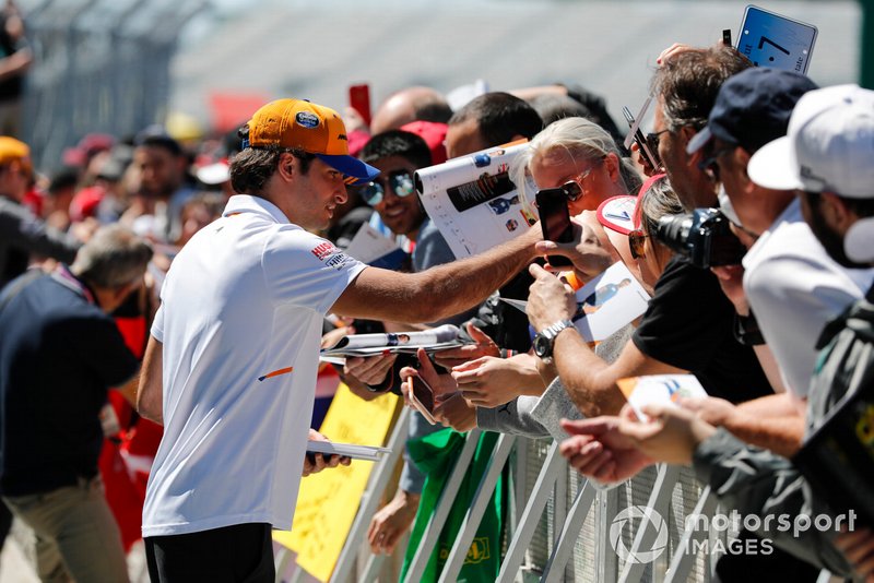 Carlos Sainz Jr., McLaren firma un autógrafo para un aficionado