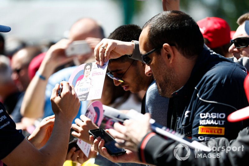 Sergio Perez, Racing Point, signe un autographe