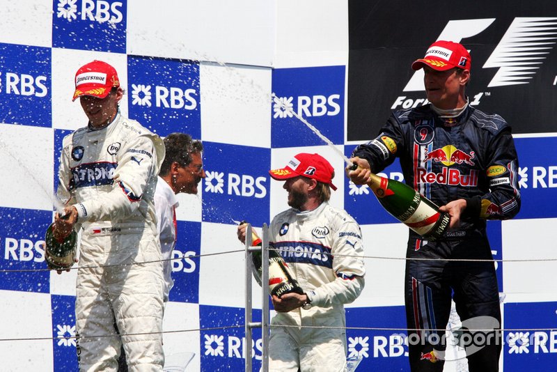 El ganador Robert Kubica, BMW Sauber F1 con el Dr. Mario Theissen, BMW Sauber F1 Team Principal; Nick Heidfeld, BMW Sauber F1 y David Coulthard, Red Bull Racing.