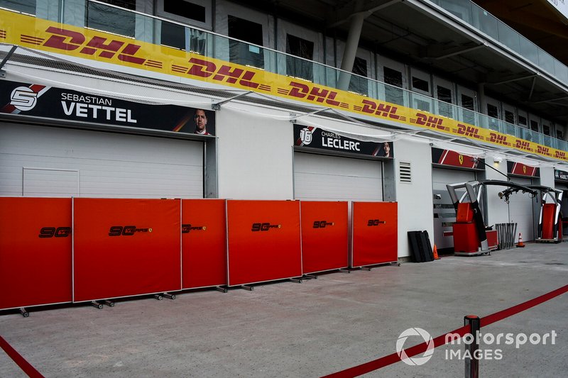 Los garajes del equipo Ferrari en el pit lane