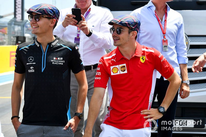 George Russell, Williams Racing, e Charles Leclerc, Ferrari, indossano dei baschi per festeggiare il recente compleanno di Sir Jackie Stewart, 3 volte campione di F1