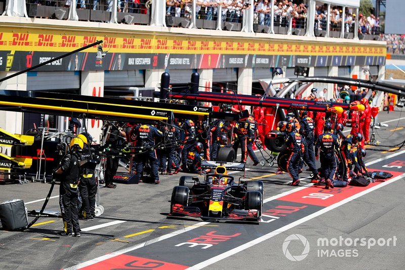 Max Verstappen, Red Bull Racing RB15 pit stop