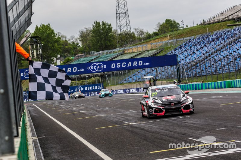 Race winner Néstor Girolami, ALL-INKL.COM Münnich Motorsport Honda Civic Type R TCR