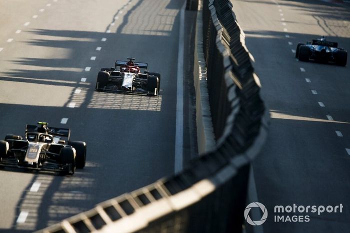 Kevin Magnussen, Haas F1 Team VF-19, Kimi Raikkonen, Alfa Romeo Racing C38