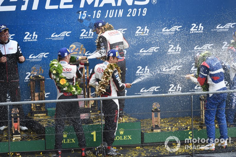 Les vainqueurs #8 Toyota Gazoo Racing Toyota TS050: Sébastien Buemi, Kazuki Nakajima, Fernando Alonso, deuxième place #7 Toyota Gazoo Racing Toyota TS050: Mike Conway, Kamui Kobayashi, Jose Maria Lopez, troisième place #11 SMP Racing BR Engineering BR1: Mikhail Aleshin, Vitaly Petrov, Stoffel Vandoorne