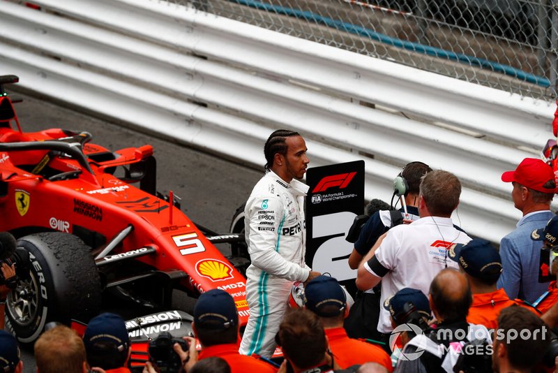 Le vainqueur Lewis Hamilton, Mercedes AMG F1, arrive dans le Parc Fermé