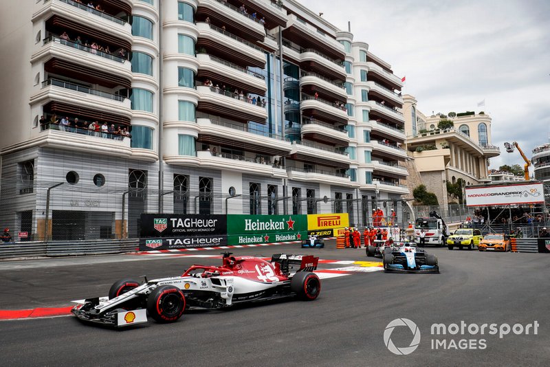 Kimi Raikkonen, Alfa Romeo Racing C38, leads Robert Kubica, Williams FW42, Antonio Giovinazzi, Alfa Romeo Racing C38, and George Russell, Williams Racing FW42