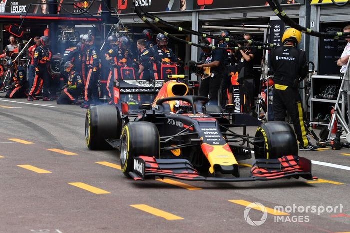 Pierre Gasly, Red Bull Racing RB15, abandona su box después de un pit stop