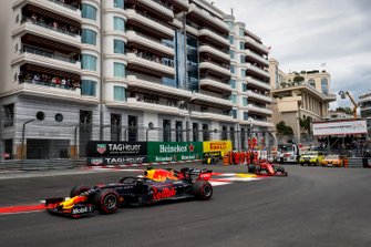 Max Verstappen, Red Bull Racing RB15, voor Sebastian Vettel, Ferrari SF90, en Daniel Ricciardo, Renault R.S.19