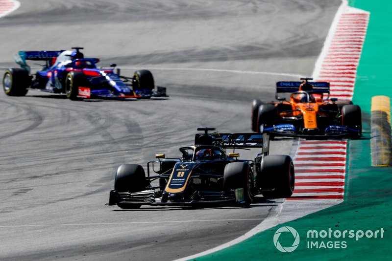 Romain Grosjean, Haas F1 Team VF-19, devant Carlos Sainz Jr., McLaren MCL34, et Daniil Kvyat, Toro Rosso STR14