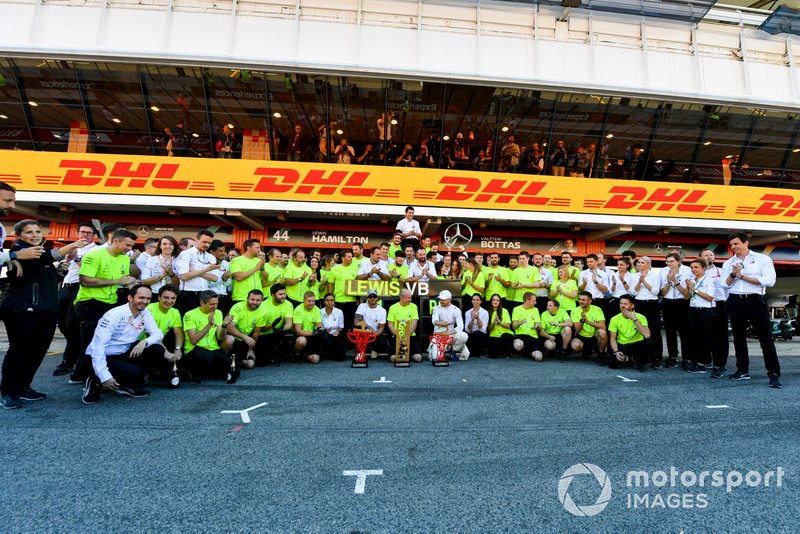 Valtteri Bottas, Mercedes AMG F1, 2nd position, Lewis Hamilton, Mercedes AMG F1, 1st position, and the Mercedes team celebrate after the race