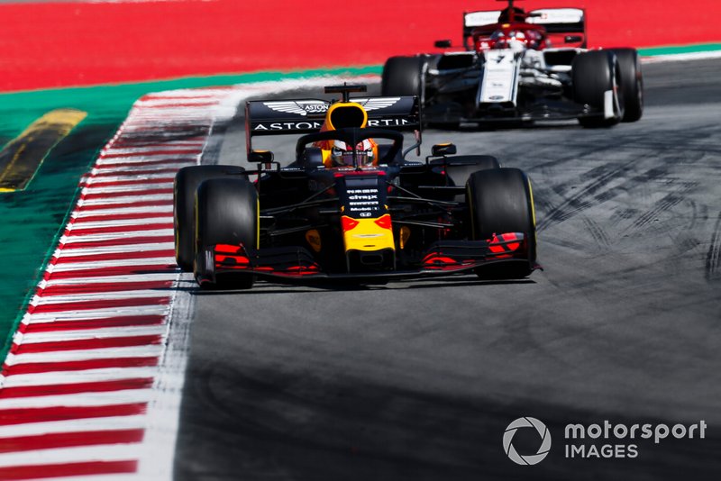 Max Verstappen, Red Bull Racing RB15, precede Kimi Raikkonen, Alfa Romeo Racing C38