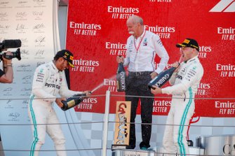 Le vainqueur Lewis Hamilton, Mercedes AMG F1, Dr Dieter Zetsche, PDG de Mercedes Benz et Valtteri Bottas, Mercedes AMG F1 sur le podium avec du champagne